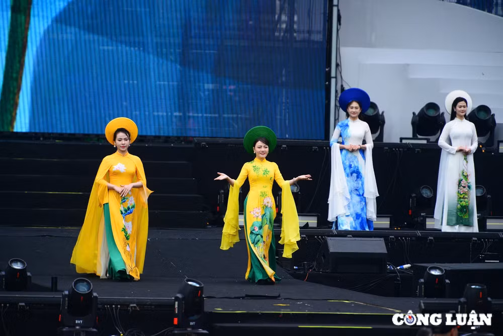 ngam nhung bong hong thep duyen dang ben ta ao dai tai pho di bo ho guom hinh 5