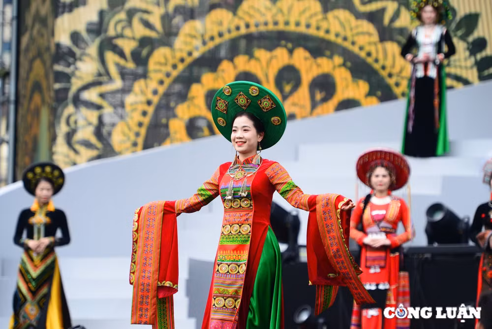 ngam nhung bong hong thep duyen dang ben ta ao dai tai pho di bo ho guom hinh 9