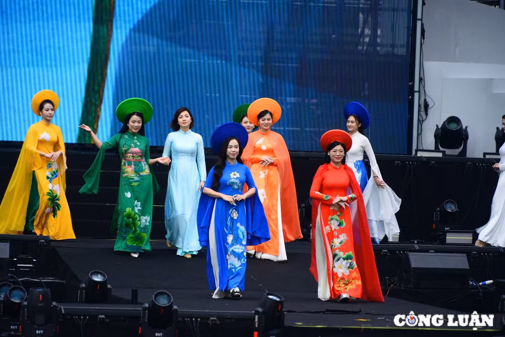 ngam nhung bong hong thep duyen dang ben ta ao dai tai pho di bo ho guom hinh 3