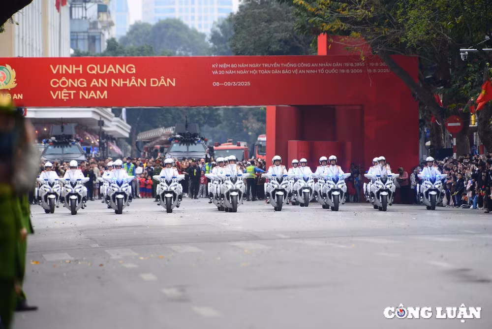man nhan voi man trinh dien cua ky binh canh khuyen tren pho di bo ho guom hinh 1