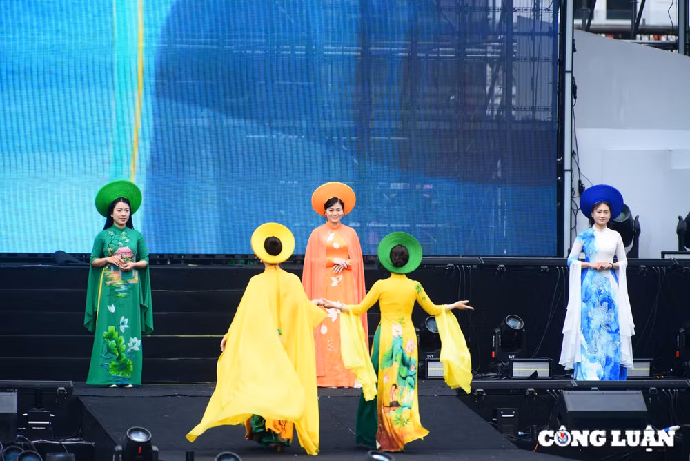ngam nhung bong hong thep duyen dang ben ta ao dai tai pho di bo ho guom hinh 4