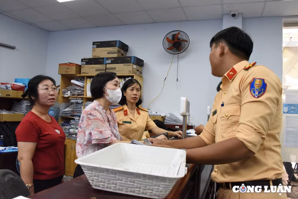 ngay dau cong an tp hcm cap giay phep lai xe thu tuc nhanh chong nguoi dan phan khoi hinh 9