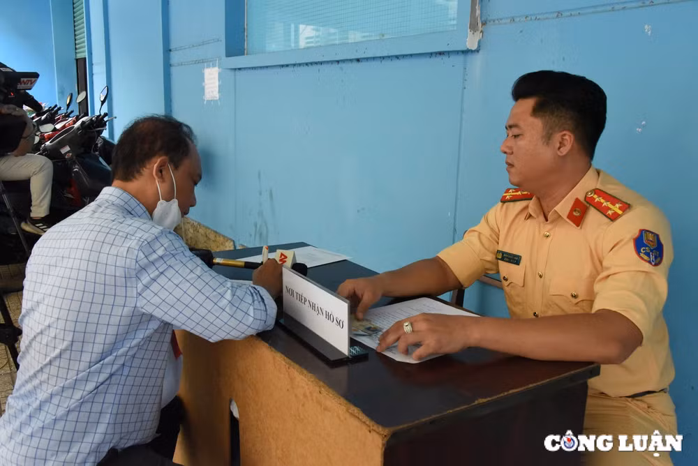 ngay dau cong an tp hcm cap giay phep lai xe thu tuc nhanh chong nguoi dan phan khoi hinh 4
