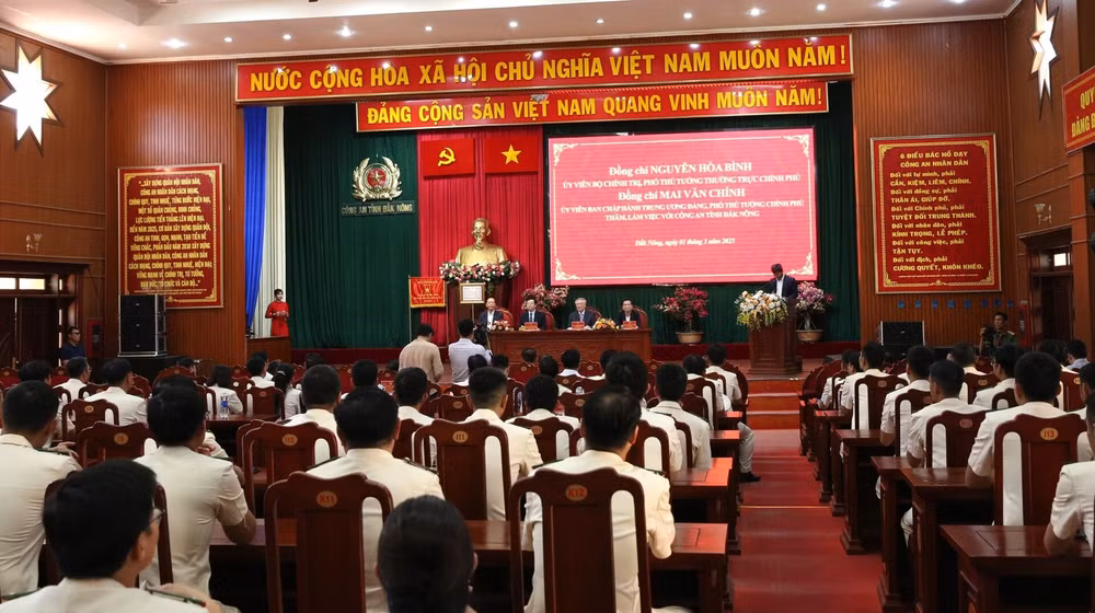 hai pho thu tuong chinh phu den tham va lam viec voi cong an tinh dak nong hinh 3