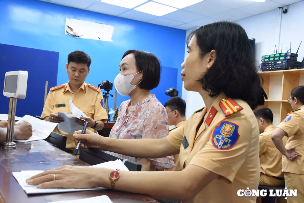 ngay dau cong an tp hcm cap giay phep lai xe thu tuc nhanh chong nguoi dan phan khoi hinh 6