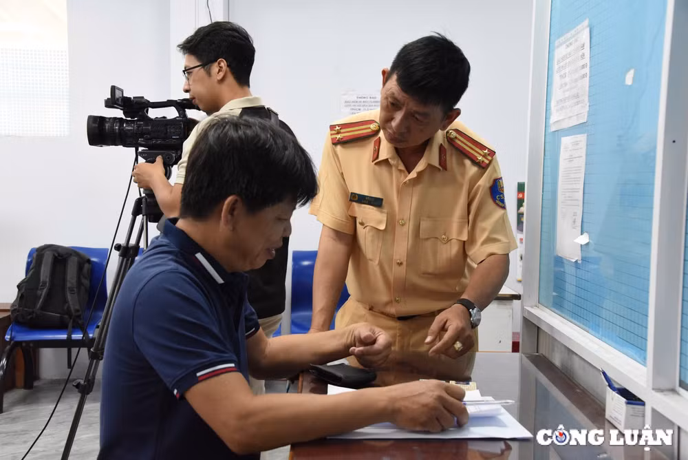ngay dau cong an tp hcm cap giay phep lai xe thu tuc nhanh chong nguoi dan phan khoi hinh 10