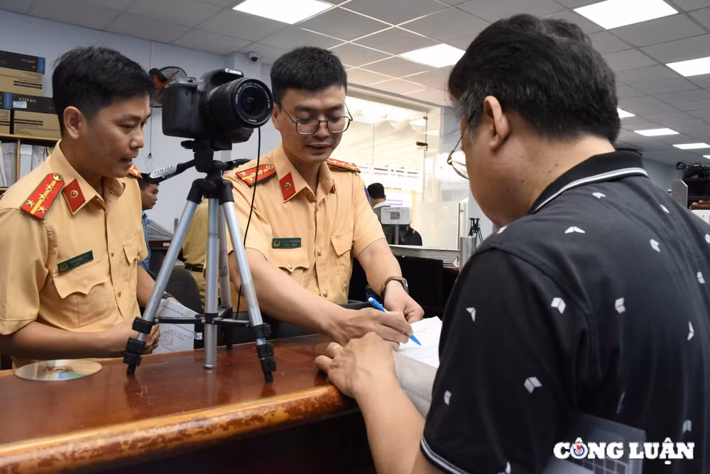 ngay dau cong an tp hcm cap giay phep lai xe thu tuc nhanh chong nguoi dan phan khoi hinh 7