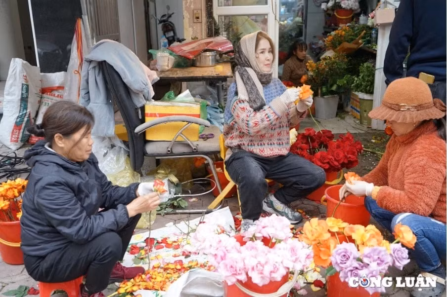 thi truong hoa tuoi ha noi soi dong dip 8 3 hinh 2