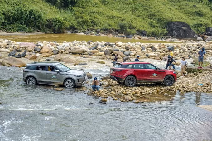 Velar và Evoque vượt suối