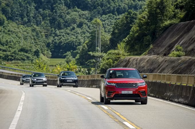 Những chiếc xe bao gồm Discovery, Discovery Sport, Evoque, Velar và Range Rover Sport lướt trên cao tốc lên Tây Bắc. Đi đầu là chiếc Velar màu đỏ,với sự kết hợp của thiết kế mui xe nổi đặc trưng của Range Rover cùng thân xe mềm mại và sự đơn giản toát lên sự tự tin đầy cá tính. Thiết kế khác biệt của cản trước và sau của xe tăng thêm vẻ quyến rũ.