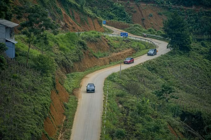 Từ đèo Ô Quy Hồ, Khau Phạ, đỉnh Ngải Thầu Thượng,Nghĩa Lộ... đến những con suối gập ghềnh đá...những chiếc xe được dịp phát huy khả năng lái địa hình của mình. Cung đường Tây Bắc thực sự là hành trình thú vị cho hệ thống kiểm soát địa hình Terrain Response thế hệ thứ hai trang bị trên những chiếc Land Rover mới được thể hiện.