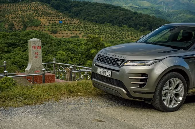 Dấu ấn Range Rover Evoque tại cột mốc biên giới Việt Nam - Trung Quốc (tỉnh Lào Cai).