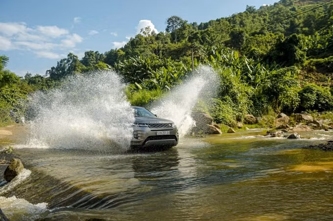 Chiếc Range Rover Evoque nhẹ nhàng vượt qua con suối. Mẫu xe này được giới thiệu tại thị trường Việt Nam vào cuối tháng 10/2019. Đây là mẫu xe vẫn giữ nguyên những đường nét thiết kế độc đáo và hấp dẫn vốn có của dòng xe ăn khách.