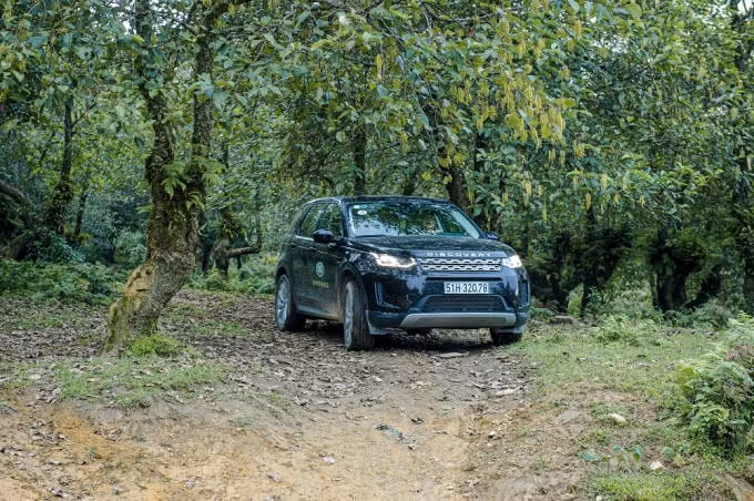 Chiếc Land Rover Dicovery với khả năng kiểm soát đa địa hình vượt trội, đang 
