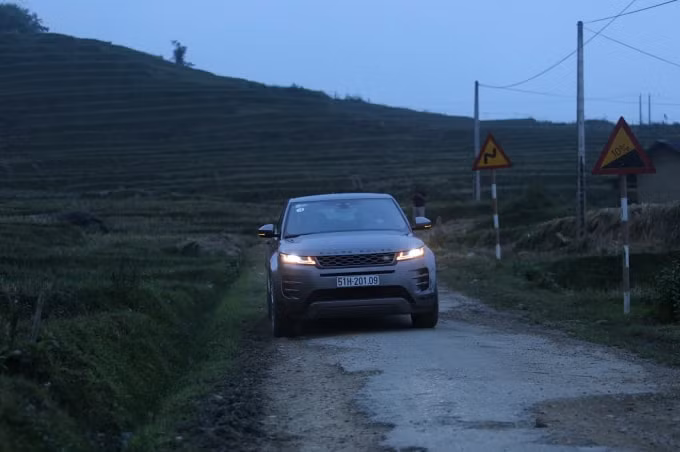 Chiếc Evoque trên con đường đi Y Tý