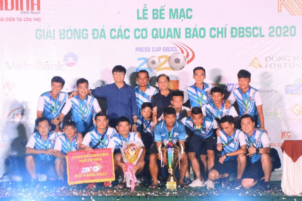 Đội Đài Phát thanh Truyền hình Sóc Trăng đoạt cúp vô địch.