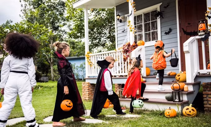 Hoạt động treat or trick trong ngày lễ Halloween