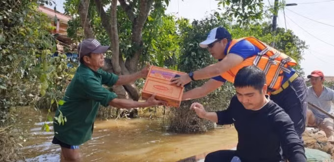 FLC Biscom hỗ trợ nhu yếu phẩm tới tay người dân vùng lũ.