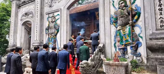 Đoàn đại biểu tiến vào dâng hưởng các Vua Hùng.