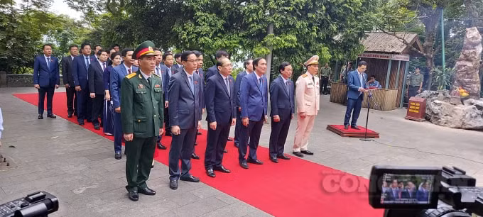 Đồng chí Bùi Minh Châu, Bí thư tỉnh Phú Thọ dẫn đầu đoàn dâng hương các Vua Hùng tại Khu di tích lịch sử Quốc gia đặc biệt Đền Hùng