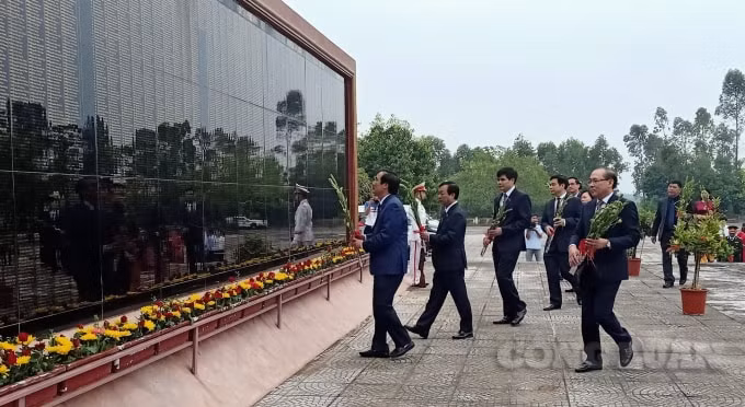 Đoàn đại biểu cũng tới Đài tưởng niệm tỉnh Phú Thọ dâng hoa tưởng niệm các anh hùng liệt sĩ.