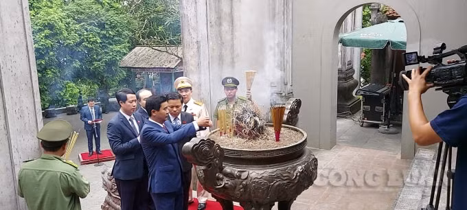 Các đại biểu dâng hương tại Đền Hùng.