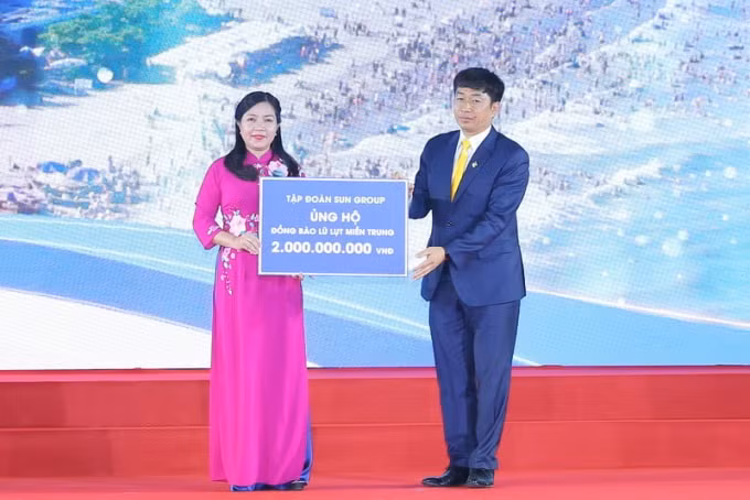 Tại buổi lễ, Tập đoàn SunGroup thông qua MTTQ tỉnh Thanh Hóa ủng hộ đồng bào bị ảnh hưởng bão lụt Miền Trung số tiền 2 tỷ đồng