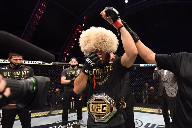 Khabib đánh bại Gaethje ngay trong hiệp đấu thứ 2. Ảnh: TL
