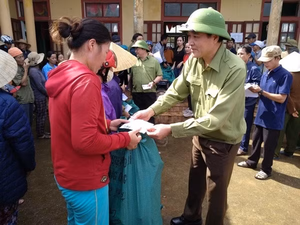 Ông Nguyễn Anh Dũng - Trưởng ban Tuyên giáo Đảng ủy Bộ Xây dựng, Tổng Biên tập Báo Xây dựng đã chuyển tận tay bà con nghèo tại huyện Lệ Thuỷ, tỉnh Quảng Bình những món quà do tập thể cán bộ, phóng viên Báo quyên góp