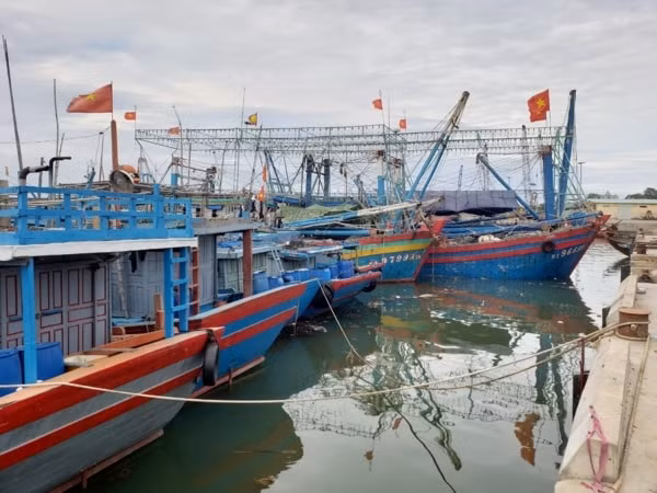 Tàu thuyền, phương tiện hoạt động trên biển vào nơi tránh trú, ứng phó khẩn cấp với bão Molave