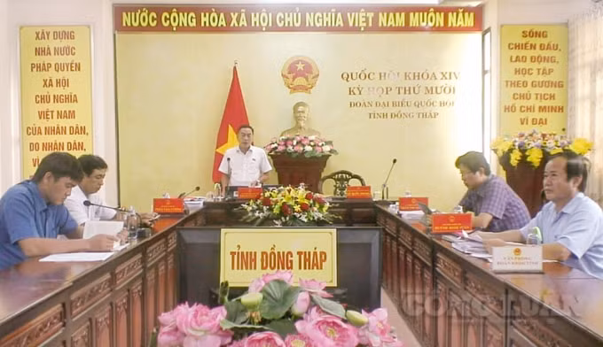 Đại biểu Phạm Văn Hòa (đoàn Đồng Tháp) phát biểu ý kiến tại phiên thảo luận.