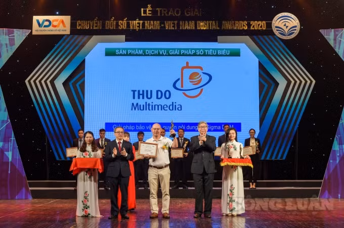 Ông Nguyễn Hữu Hoan - Phó Tổng giám đốc Thudo Multimedia lên nhận giải thưởng “sản phẩm, dịch vụ, giải pháp công nghệ số tiêu biểu” tại lễ trao giải Vietnam Digital Awards (VDA) năm 2020.