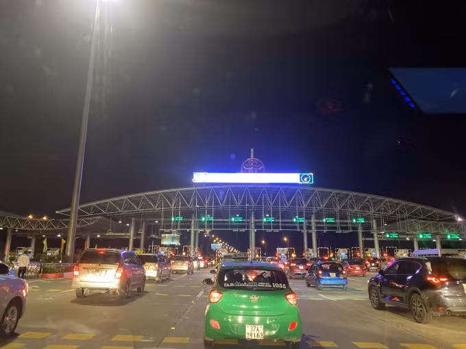 Không ít nhà đầu tư mong muốn sớm được bàn giao luôn trạm cho Bộ GTVT để tổ chức quản lý minh bạch và đồng hành trách nhiệm trong việc tháo gỡ các tồn tại vướng mắc hiện nay. Ảnh: Hoàng Dương