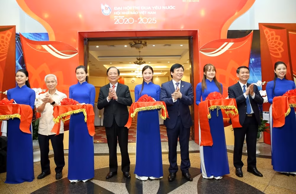 Lãnh đạo Hội Nhà báo Việt Nam và các đơn vị cắt băng khai mạc trưng bày. Ảnh: Sơn Hải