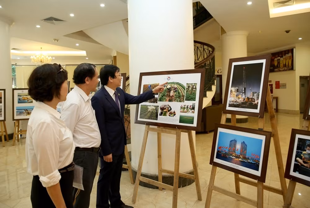 Nhà báo Hồ Quang Lợi, Phó Chủ tịch Thường trực Hội Nhà báo Việt Nam thăm quan triển lãm ảnh báo chí. Ảnh: Sơn Hải