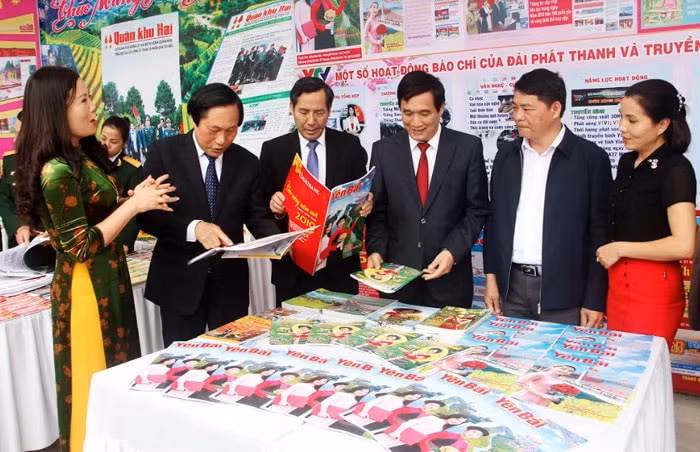 Nhà báo Thuận Hữu, Ủy viên T.Ư Đảng, Tổng Biên tập báo Nhân dân, Phó Trưởng ban Tuyên giáo T.Ư, Chủ tịch HNBVN thăm gian trưng bày báo chí Yên Bái năm 2019.