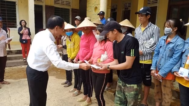 Nhà báo Nguyễn Hòa Văn, Giám đốc Cổng Thông tin Điện tử Hội Nhà báo Việt Nam tặng quà cho các hộ dân bị thiệt hại ở các địa phương.