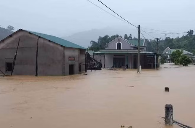 Ông Phan Thanh Hòa, Phó trưởng phòng Nông nghiệp và Phát triển Nông thôn huyện Đắk Glei (Kon Tum), cho biết chiều cùng ngày, nước từ thượng nguồn đổ về khiến hơn 60 hộ dân ở thôn Đắk Đoak, xã Đắk Pet, ngập sâu hơn nửa mét. (Ảnh: Zingnew)