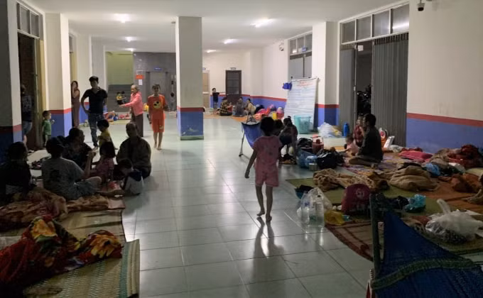 Bà con nhân dân thôn Phước Thiện (xã Bình Hải) trú bão an toàn tại Khu tập thể Vạn Tường