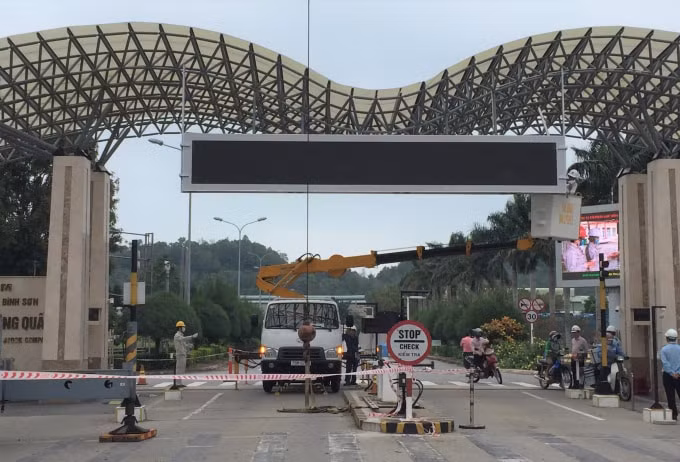 Văn phòng BSR tháo gỡ bảng hiệu trước khi bão số 9 vào.