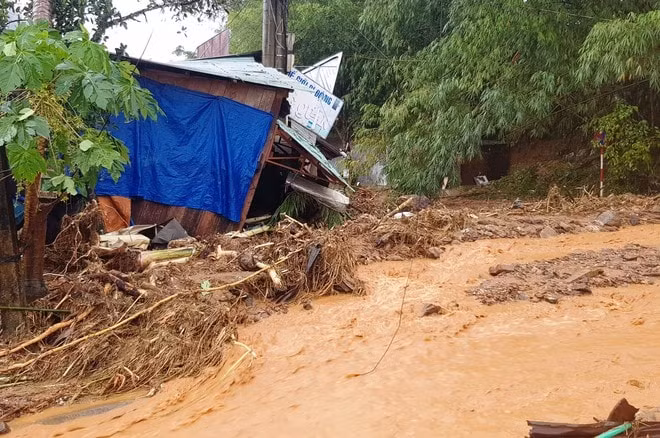 Nhà dân ở H.Nam Trà My bị vùi lấp do sạt lở núi. Ảnh: thanhnien.vn