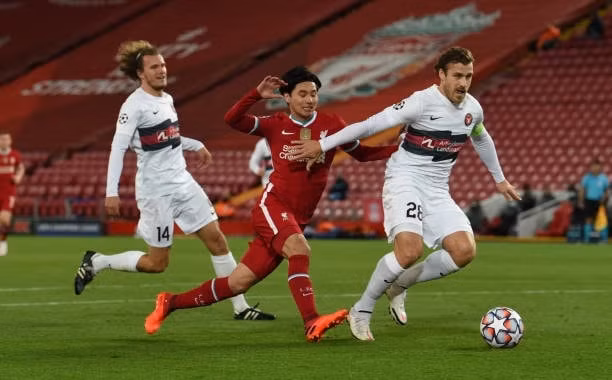 Các cầu thủ của Midtjylland gây không ít khó khăn cho Liverpool. Ảnh: bongda24h.vn