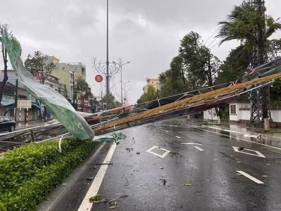 Cổng chào bị gãy đổ trên đường phố của tỉnh Quảng Ngãi