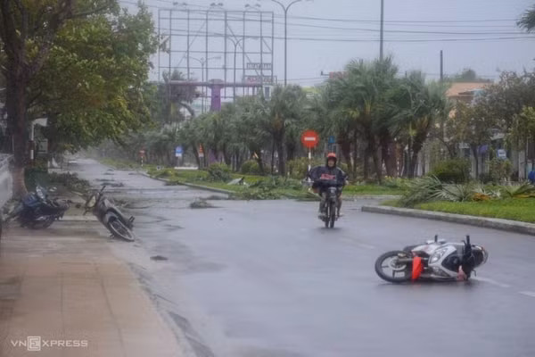 Xe máy của người dân bị gió quật ngã trên đường Hùng Vương, TP Tam Kỳ. Ảnh: VNE