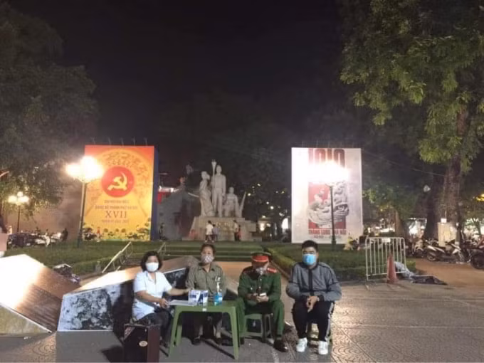 Lực lượng chức năng ra quân làm nhiệm vụ. Ảnh: D.H