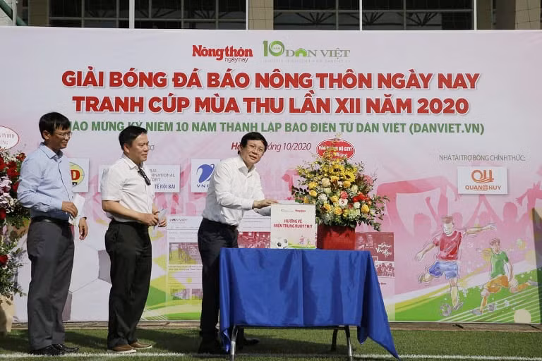 Nhà báo Hồ Quang Lợi - Phó Chủ tịch thường trực Hội nhà báo Việt Nam cùng lãnh đạo báo Nông thôn ngày nay/Dân Việt quyên góp hướng về miền Trung. Ảnh: Phạm Hưng