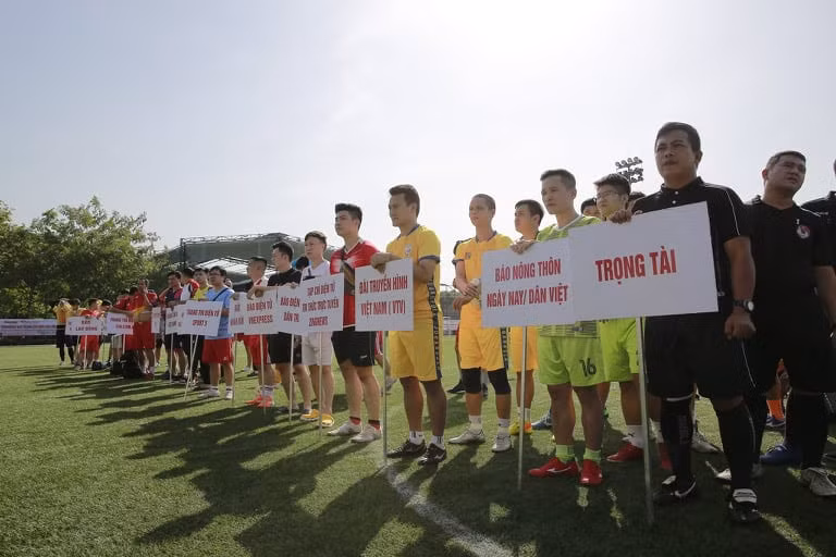 Có 15 đội bóng tham dự Giải bóng đá Báo Nông thôn Ngày nay/Dân Việt lần thứ 12 – tranh Cúp Mùa Thu 2020. Ảnh: Phạm Hưng