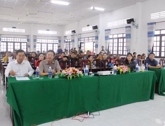 ác khách mời, thầy cô giáo và phụ huynh trường Tiểu học Ngô Hữu Hạnh 1 tham dự buổi tập huấn