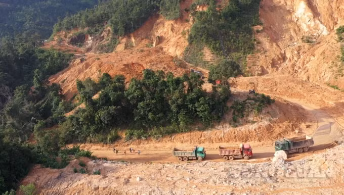 Từng đoàn xe nối đuôi nhau hoạt động ngày đêm vận chuyển đất đá sụt ra khỏi khu vực đường giao thông