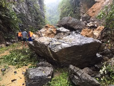 Mưa lớn trong những ngày qua khiến nhiều nơi ở Quảng Bình xảy ra tình trạng sạt lở núi. Ảnh: tienphong
